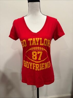 The Peach Blossom Red 'Go‎ Taylor 87 Boyfriend' V-Neck Graphic Tee Size Small